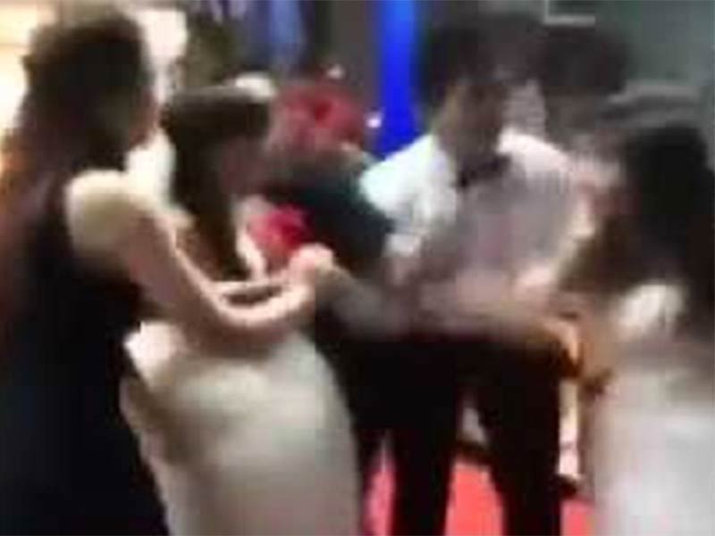 اضغط لمشاهدة الفيديو: امرأة صينية تقتحم حفل زفاف حبيبها السابق!